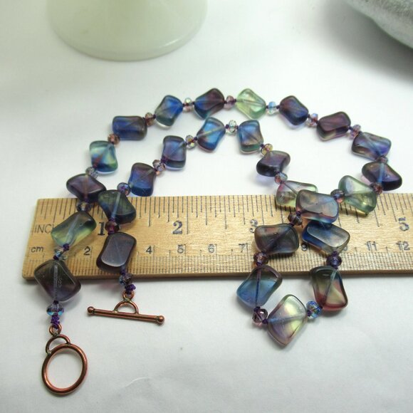 Uranium glass bead Necklace - Picture 3 of 9